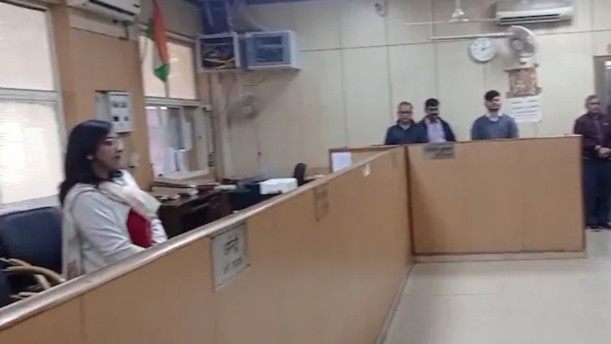 Noida staff kept elderly man waiting, CEO made them stand for 20 minutes, video gone viral