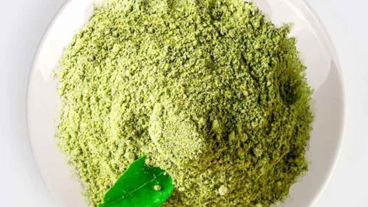  Moringa leaves powder have many health benefits including prevents body pain headache under eye puffyness and many more 