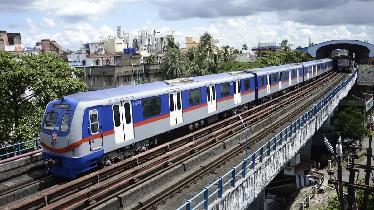 Metro Service interrupted due to unprecedented event at Sovabazar Metro Station gnr