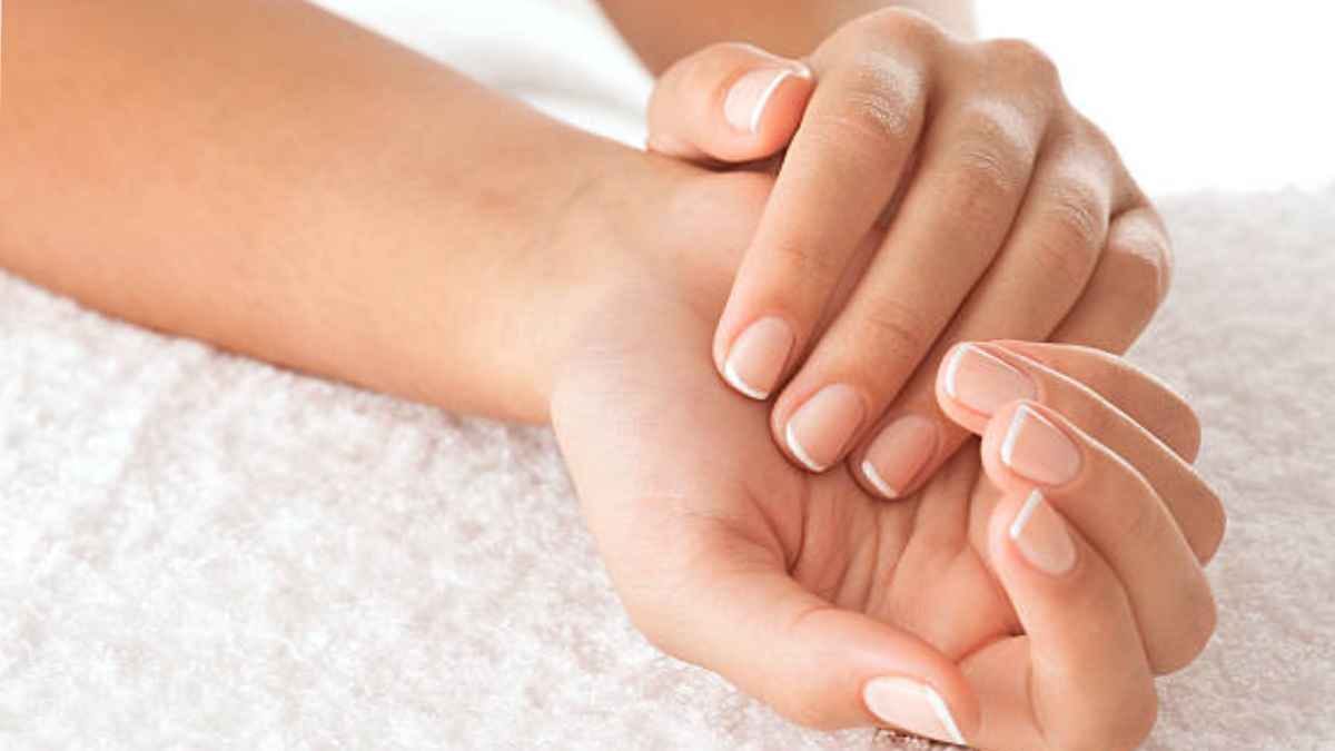  this home made remedy can prevent dryness from hands and make your skin tone soft 