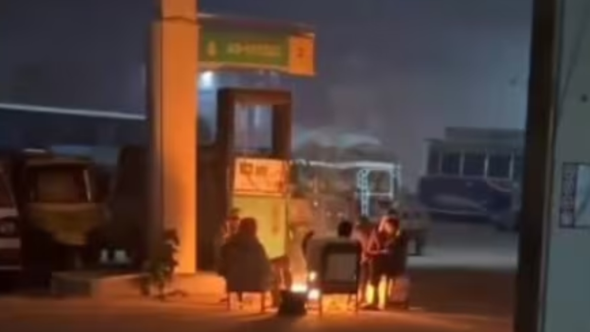 Men risk lives as they set up a bonfire inside a petrol pump, criticised watch video