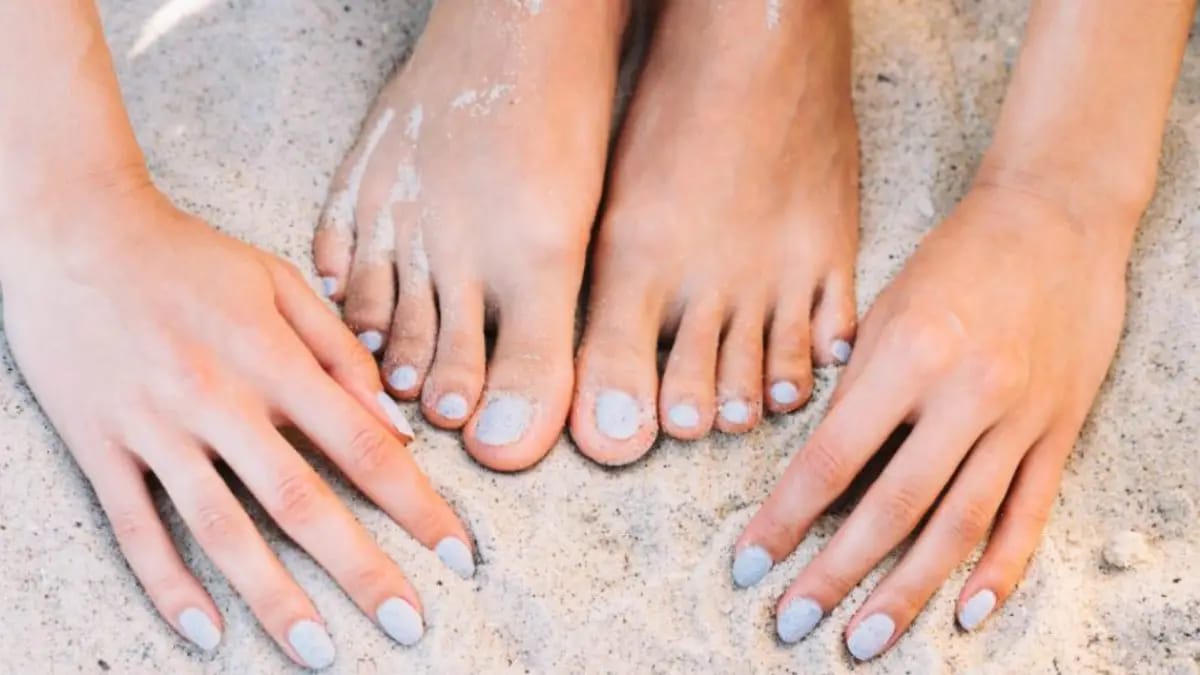 this home made remedy can prevent tan from hands and feets easily