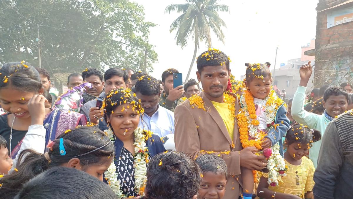 Footballer Robi Hansda returned to his village after winning the Santosh Trophy for Bengal gnr