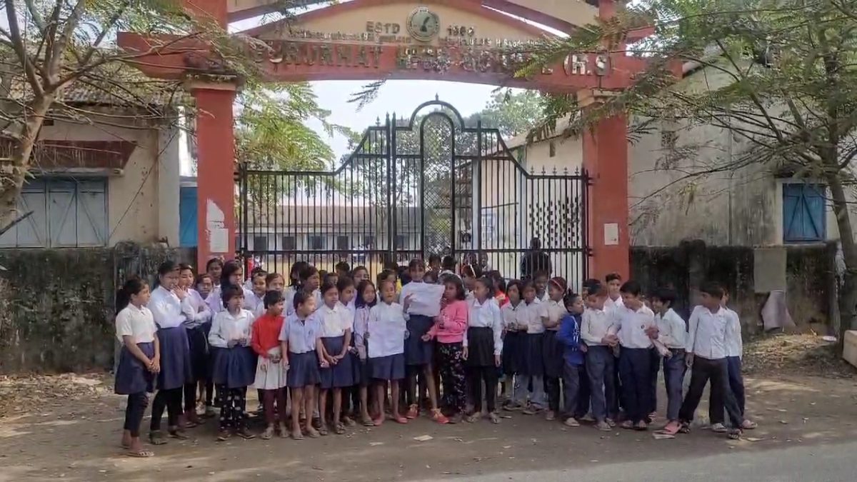 Students demonstrated against the transfer of their teachers