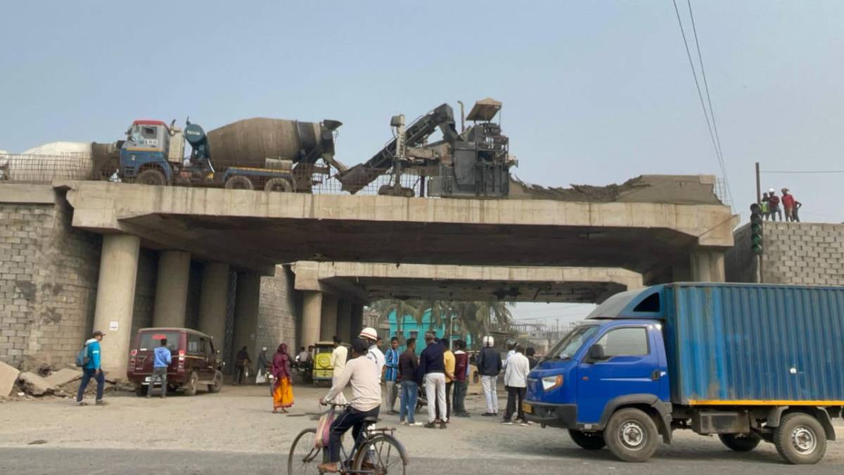 under construction bridge collapsed 