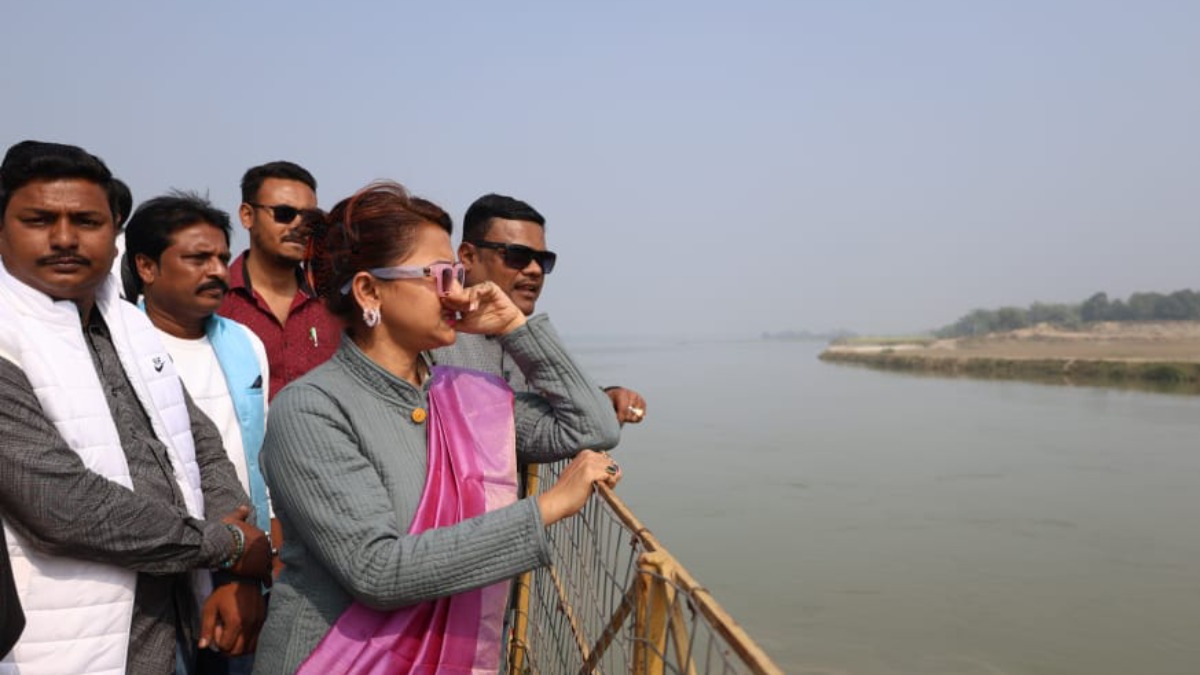 Rachna Banerjee visited balagarh to inspect the soil erosion issue along the river side