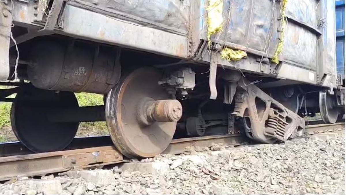 goods train derailed in tarapith road station