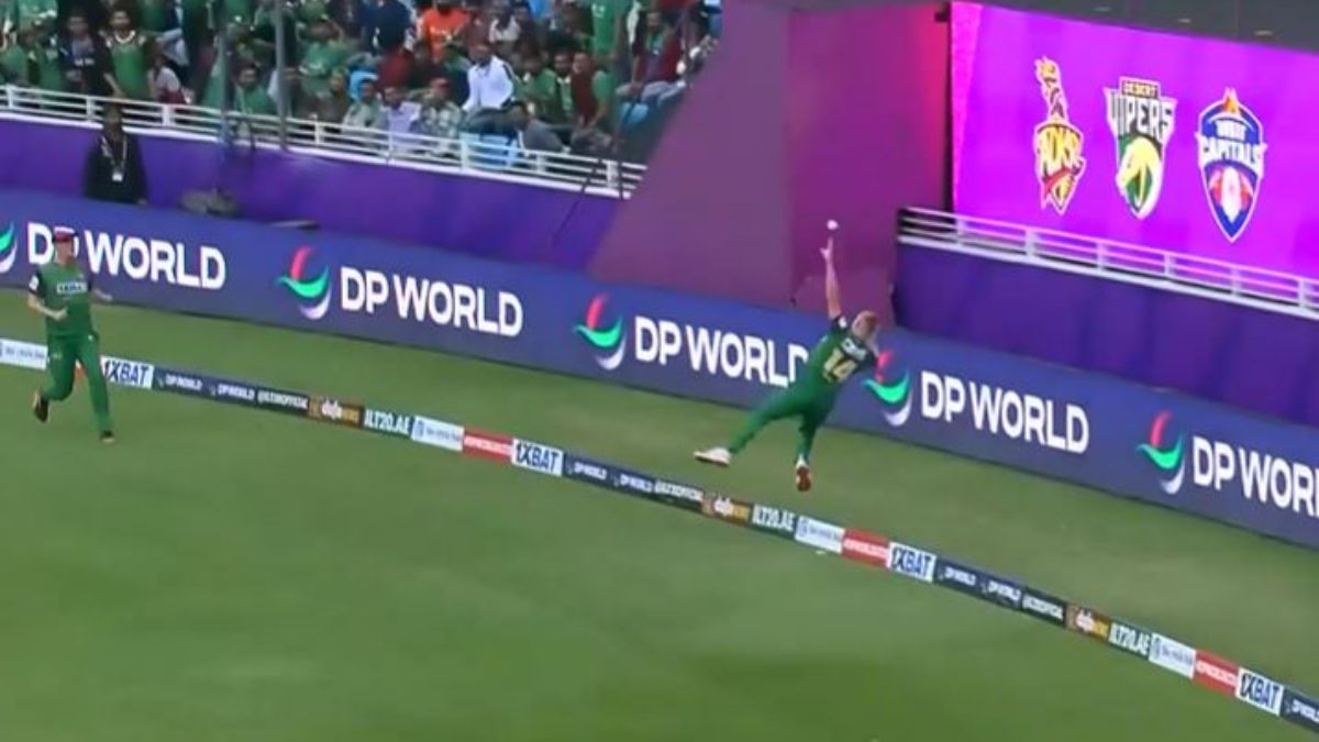 Desert Vipers players Luke Wood and David Payne pulled off a magnificent relay catch during the ILT20 2025 match against Abu Dhabi Knight Riders 