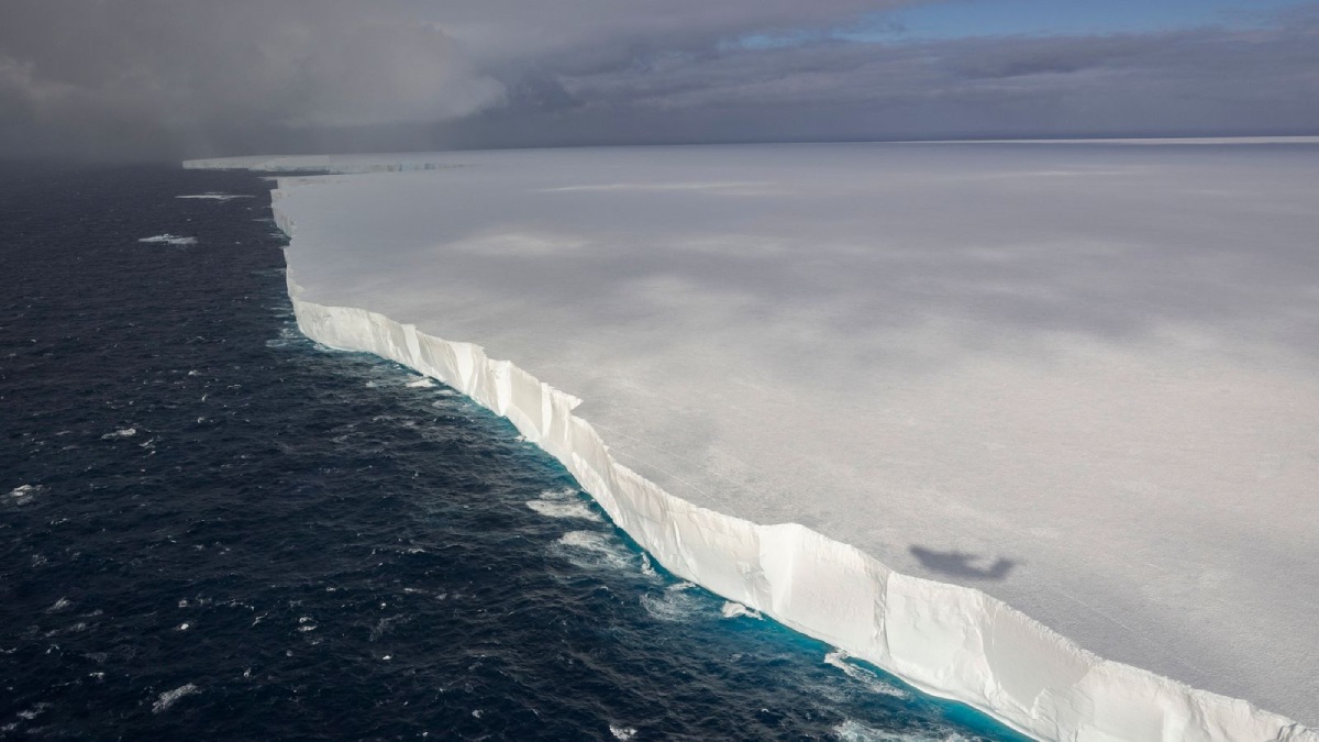 World s largest iceberg on its way to collide with remote British island