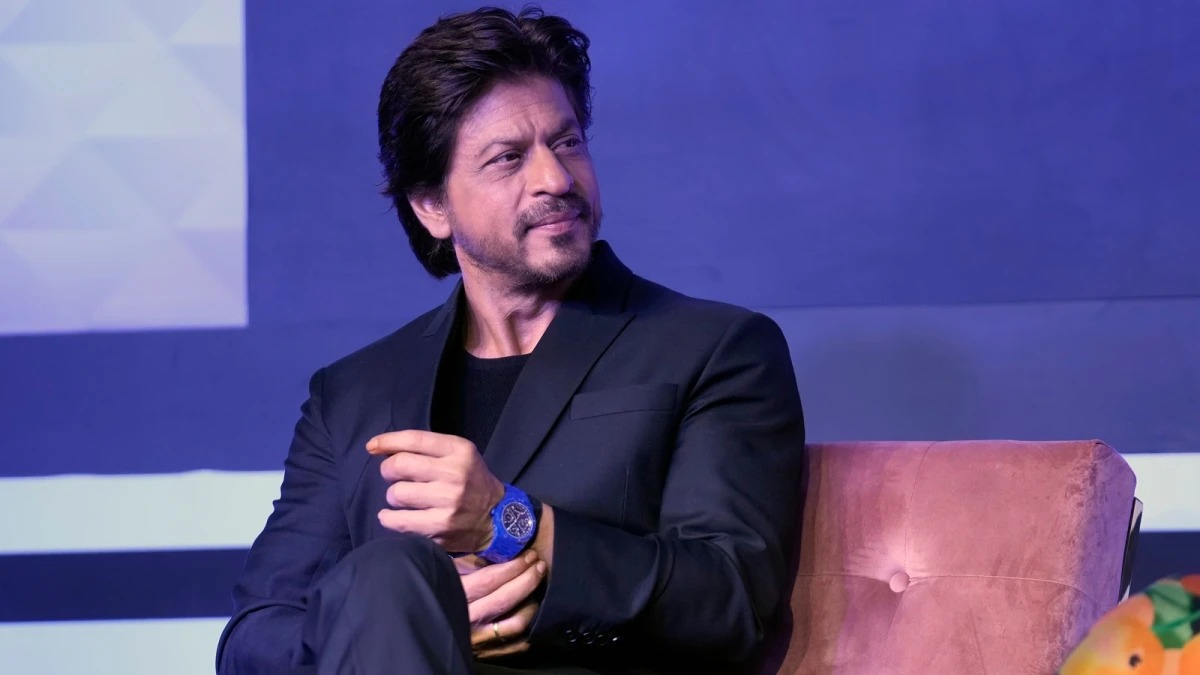 Shah Rukh Khan responds to a fan who said they want to touch him at Dubai event