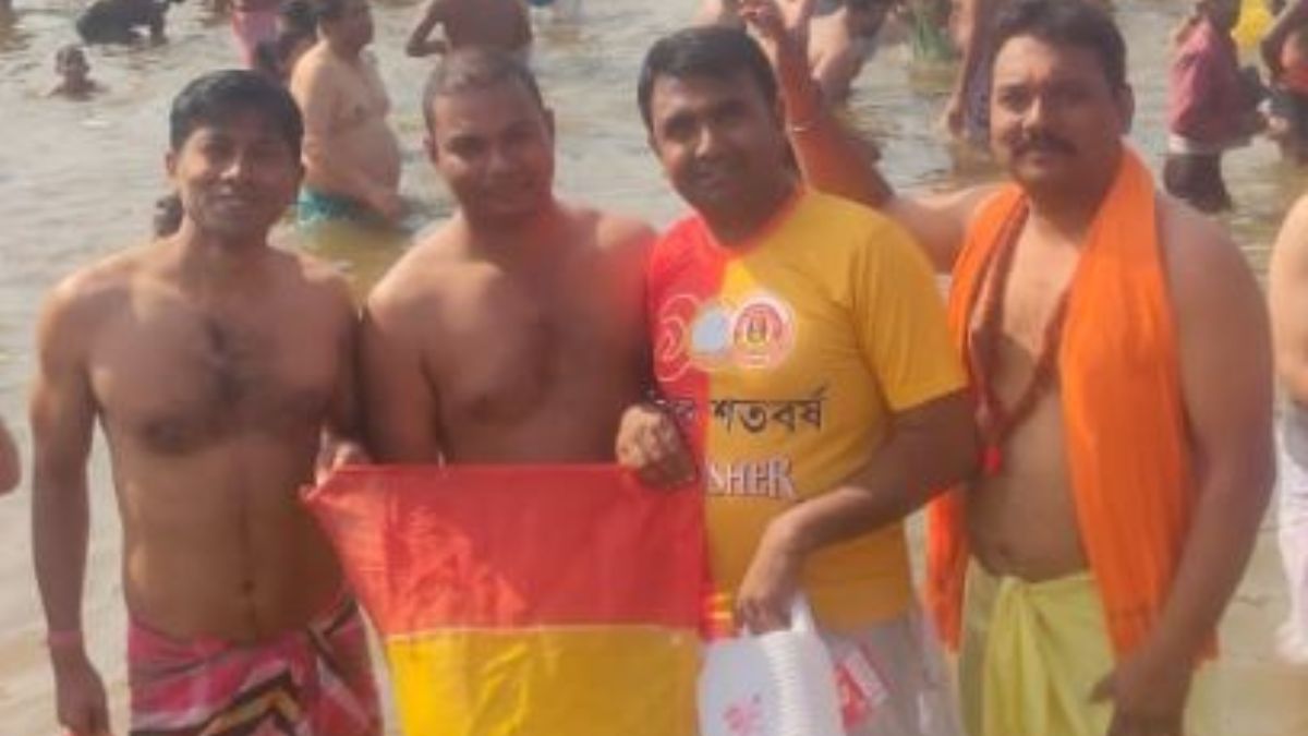 let the torch illuminates in full scale, eight East Bengal supporters take a holy bath at Mahakumbh 