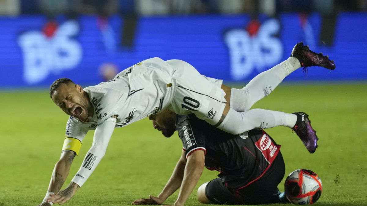 Neymar takes field for Santos for 1st time in 12 years