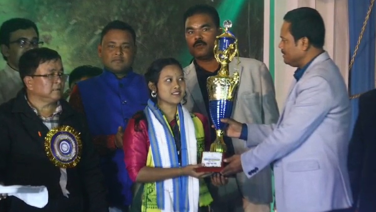 Sonali barman the daughter of a migratory labour topped in state bhawaiya gaan competition