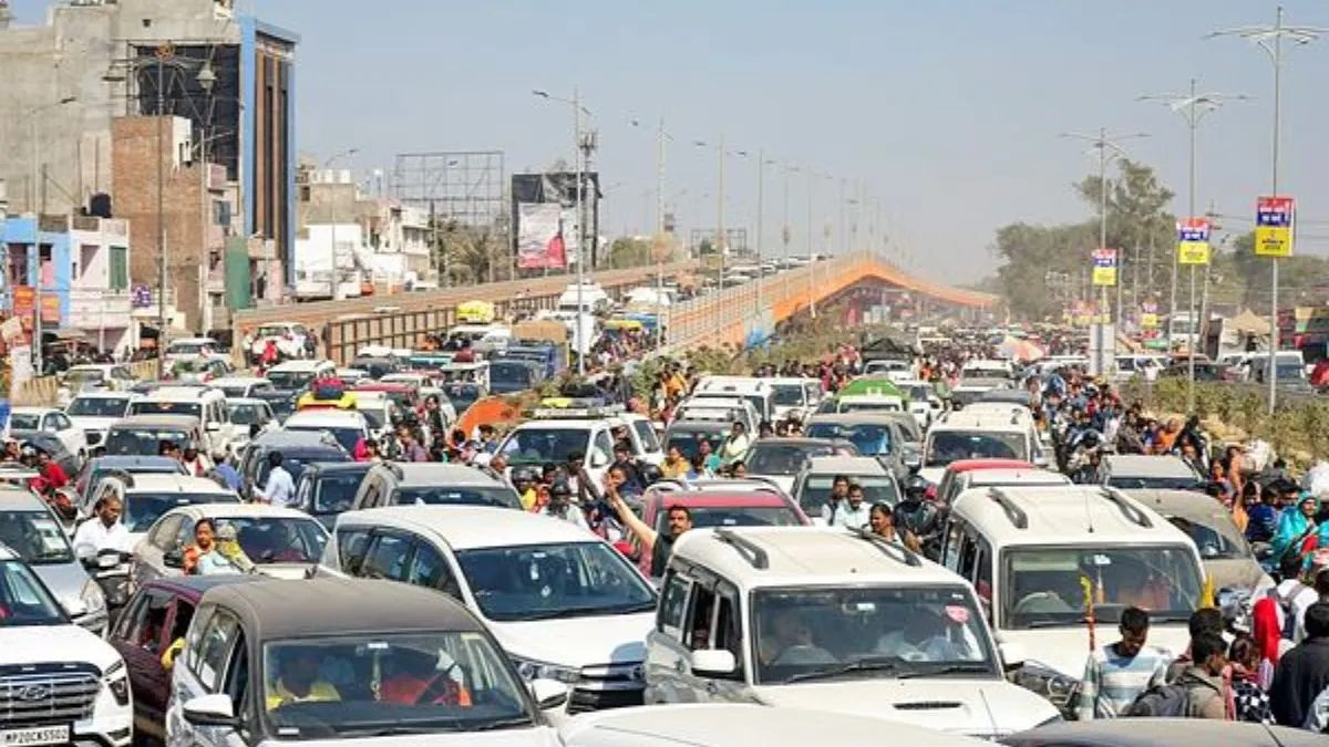 Pilgrims are stuck in huge traffic on their way to Maha Kumbh, may take several days to clear the road