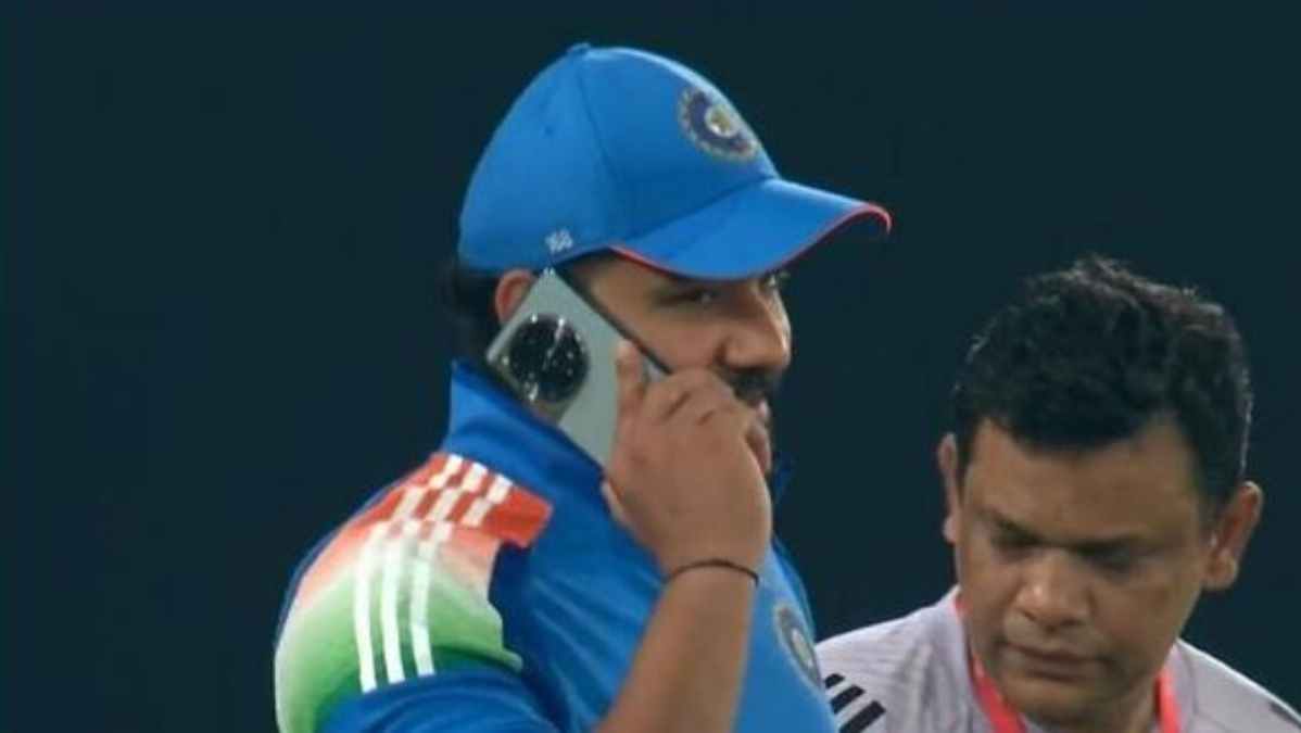 Which phone is Indian captain Rohit Sharma using 